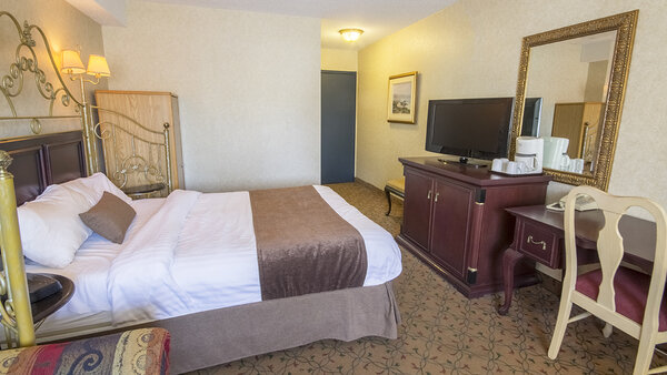 Econo-Comfort room with double bed and sofa bed, offering comfort and flexibility for a pleasant stay at the Hôtel Auberge.