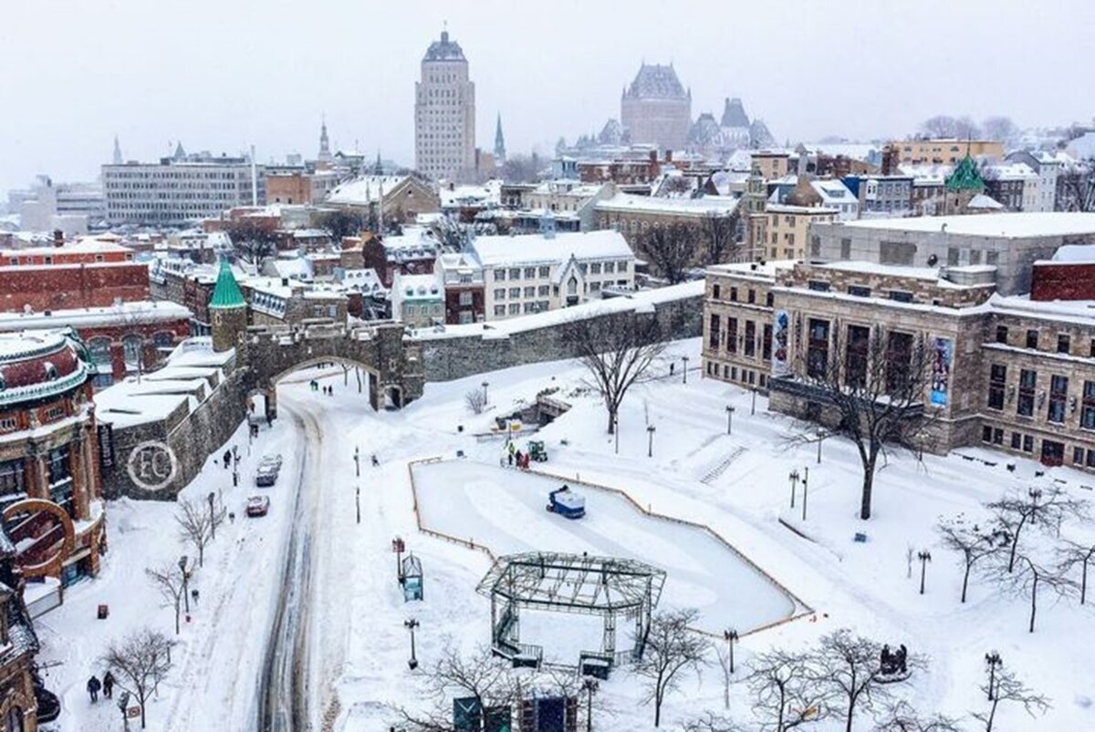Les Hôtels Jaro Vue hivernale féérique du Vieux-Québec sous la neige, avec une patinoire extérieure et les fortifications emblématiques. Une destination parfaite pour une escapade romantique à la Saint-Valentin