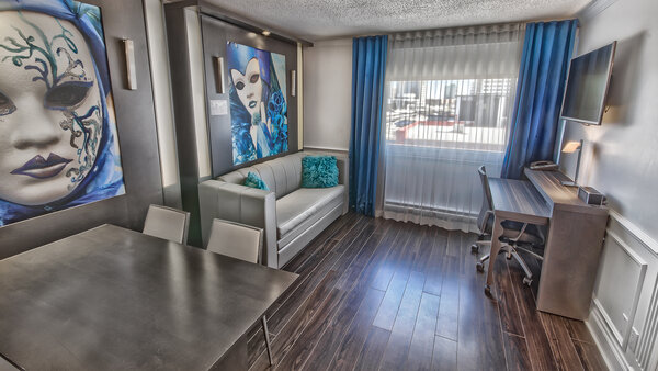 Chambre Privilège familiale de l'Hôtel Plaza Québec, composée de deux pièces avec cinq lits et une douche multijets, offrant un décor moderne et lumineux