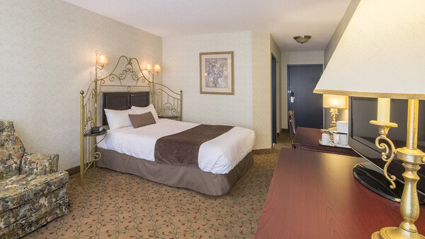 Econo-Comfort room with king-size bed, offering comfort and convenience for a pleasant stay at the Hôtel Auberge.