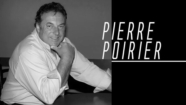 Pierre Poirier lors d'une prestation musicale à l'Hôtel Palace, posant avec un sourire chaleureux