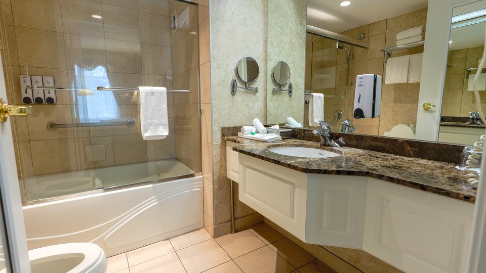 Salle de bain spacieuse avec baignoire et lavabo, située dans le Palace Royal Classique à Québec