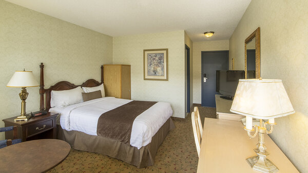  Econo-Comfort room with double bed, desk and chair at Hôtel Auberge