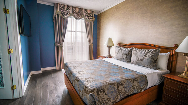 Chambre spacieuse du Palace Royal, avec un grand lit et une vue imprenable sur la ville de Québec